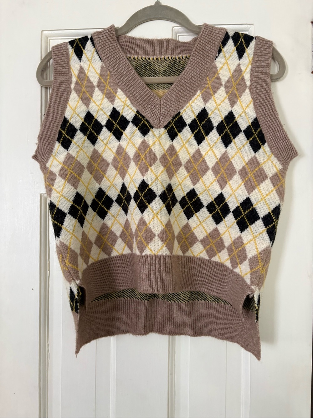 SHEIN Mauve Argyle V-Neck Sweater Vest with Black and White